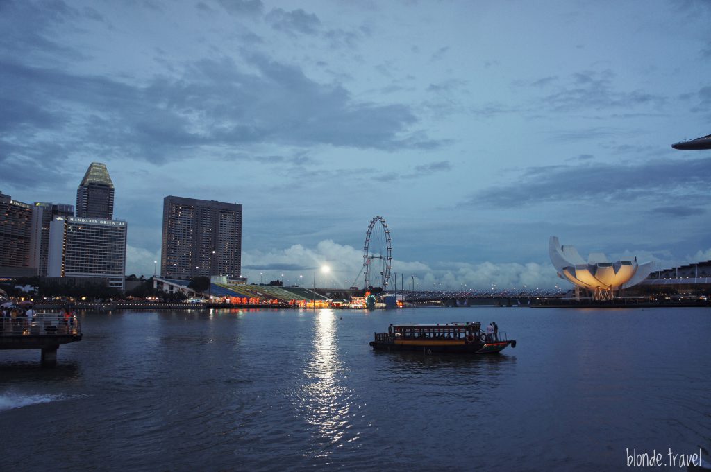 Туристическая лодка в Marina Bay, Сингапур