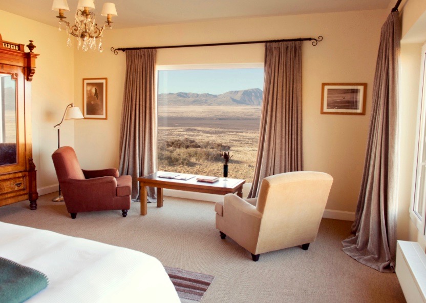 EOLO room with panoramic windows over the steppe