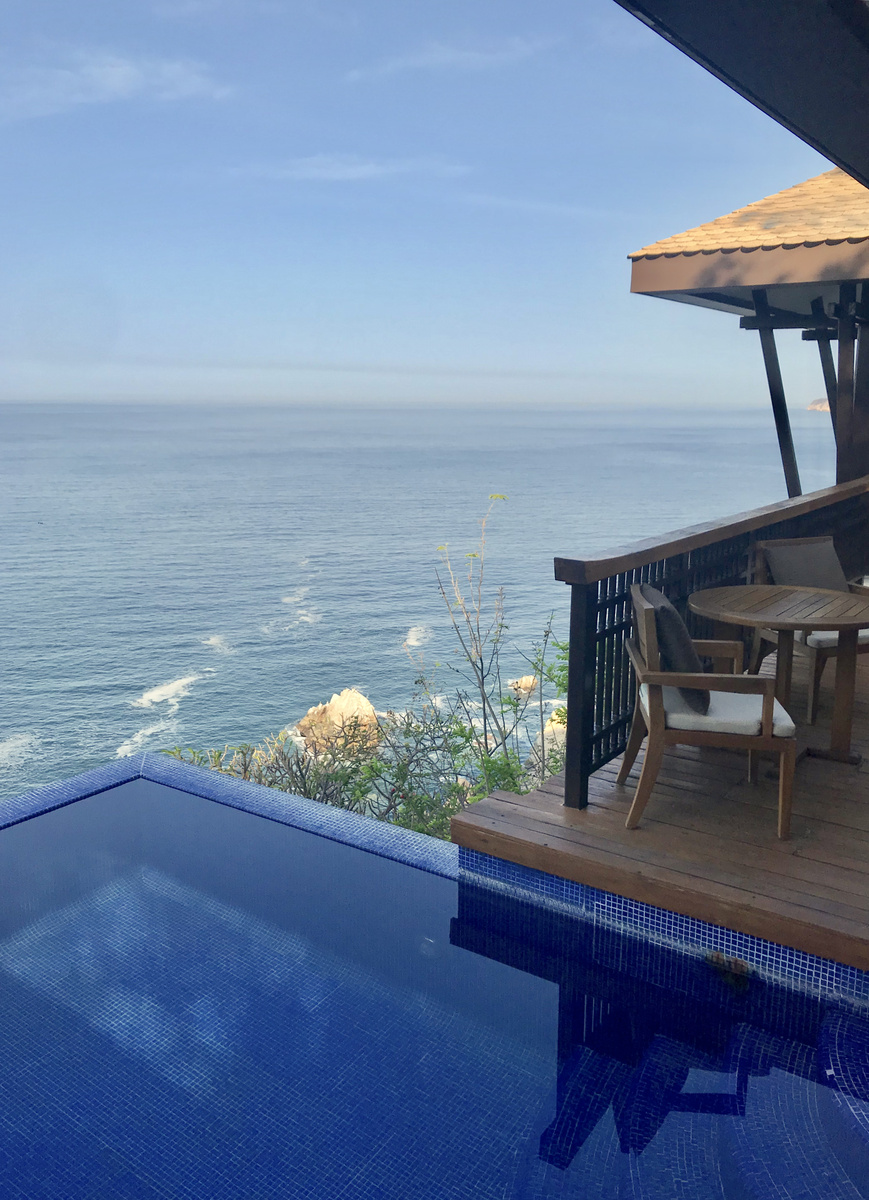 A private blue-tiled infinity pool and timber terrace look over the Pacific from a Banyan Tree Cabo Marqués villa.
