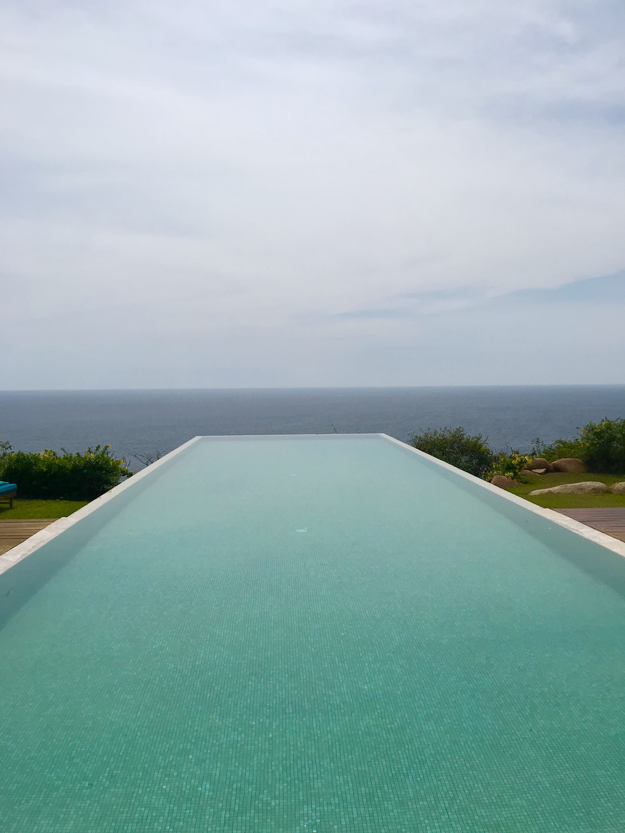 The long infinity pool at Banyan Tree Cabo Marqués appears to run into the Pacific horizon.