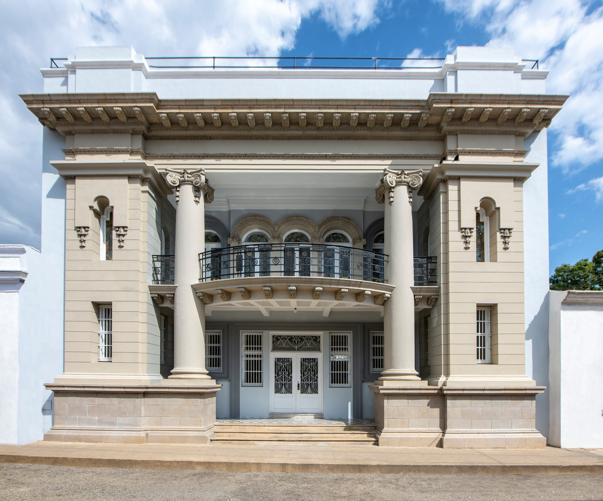 The neoclassical façade of Casa de los Vitrales, the present-day reception building at Casas del XVI in Santo Domingo.