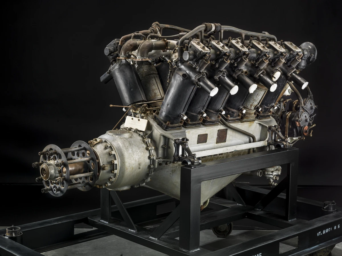 A Rolls-Royce Eagle VIII V-12 aero engine displayed on a black stand.