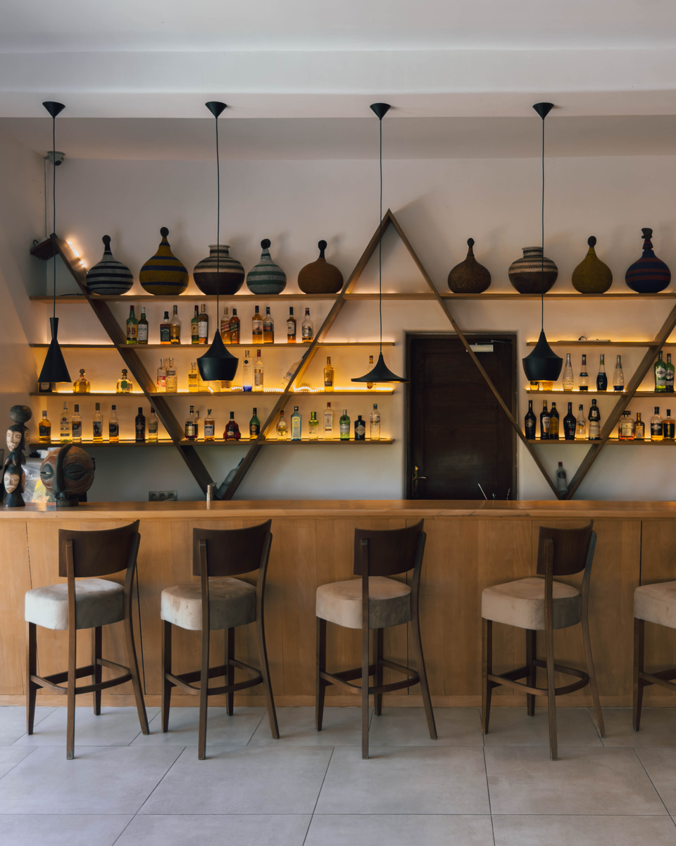Woven vessels and pendant lights decorate the quiet Lounge Bar at Zanzibar White Sand.