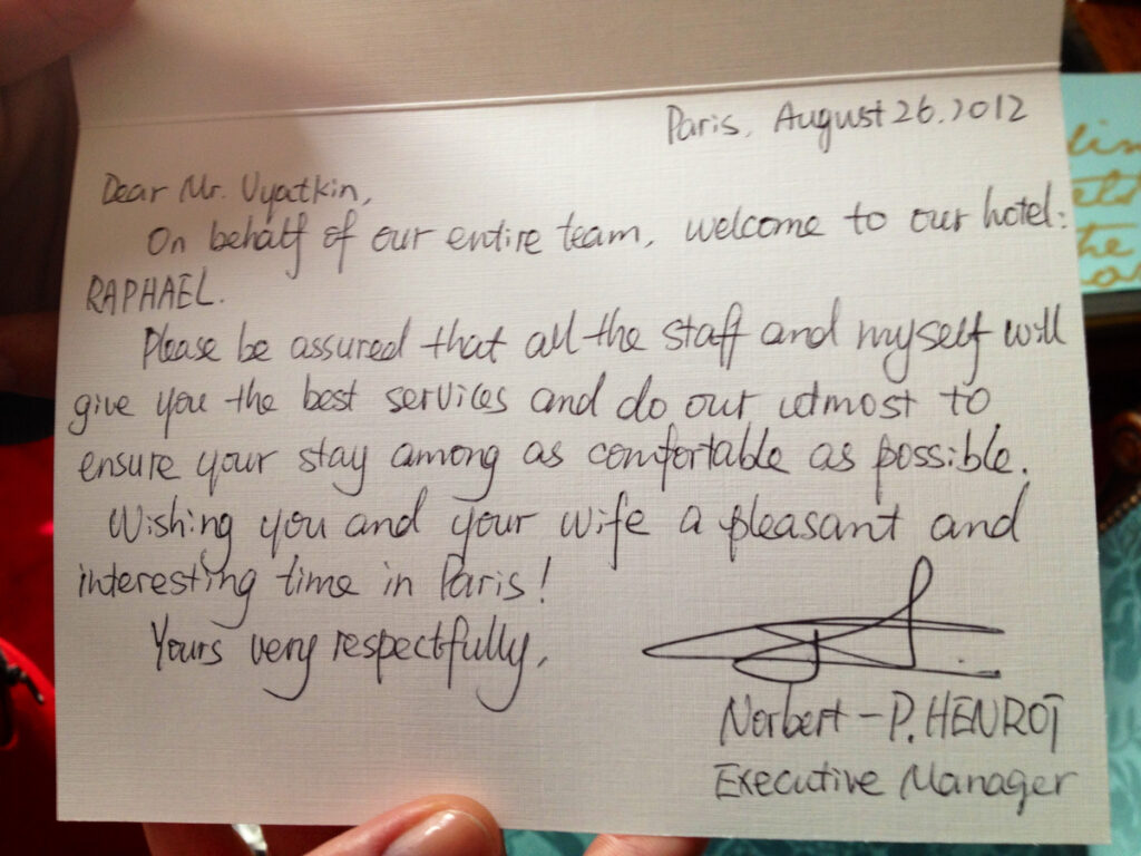 Handwritten welcome card from Hôtel Raphael in Paris.