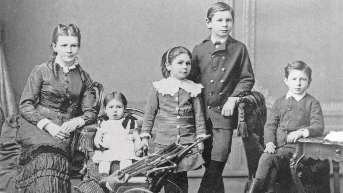 Bertha Benz seated with her four children in a studio family portrait.
