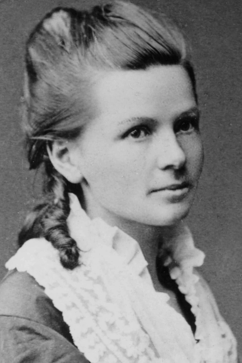 Young Bertha Benz with swept-back hair, ringlets and a white ruffled collar.