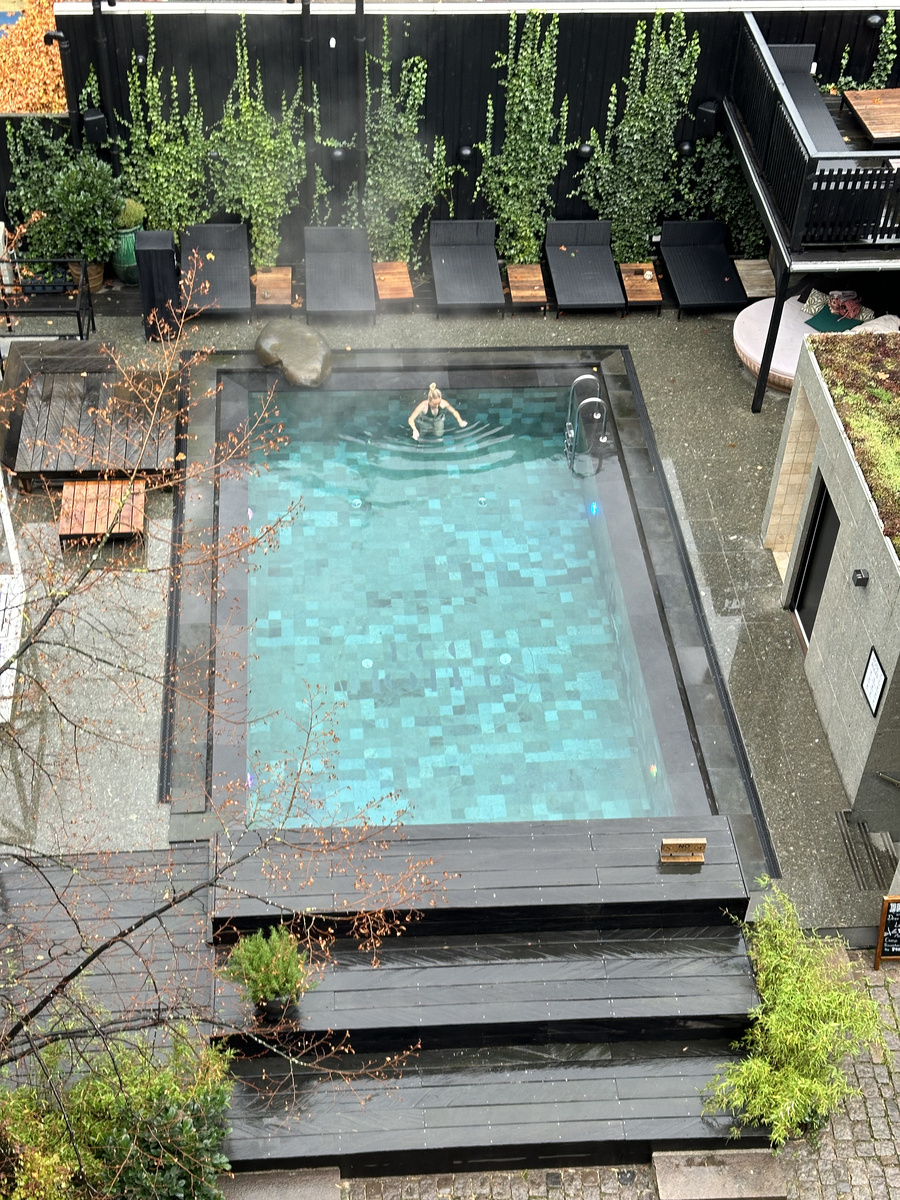 The outdoor courtyard pool at Bryggen Guldsmeden in autumn, viewed from above