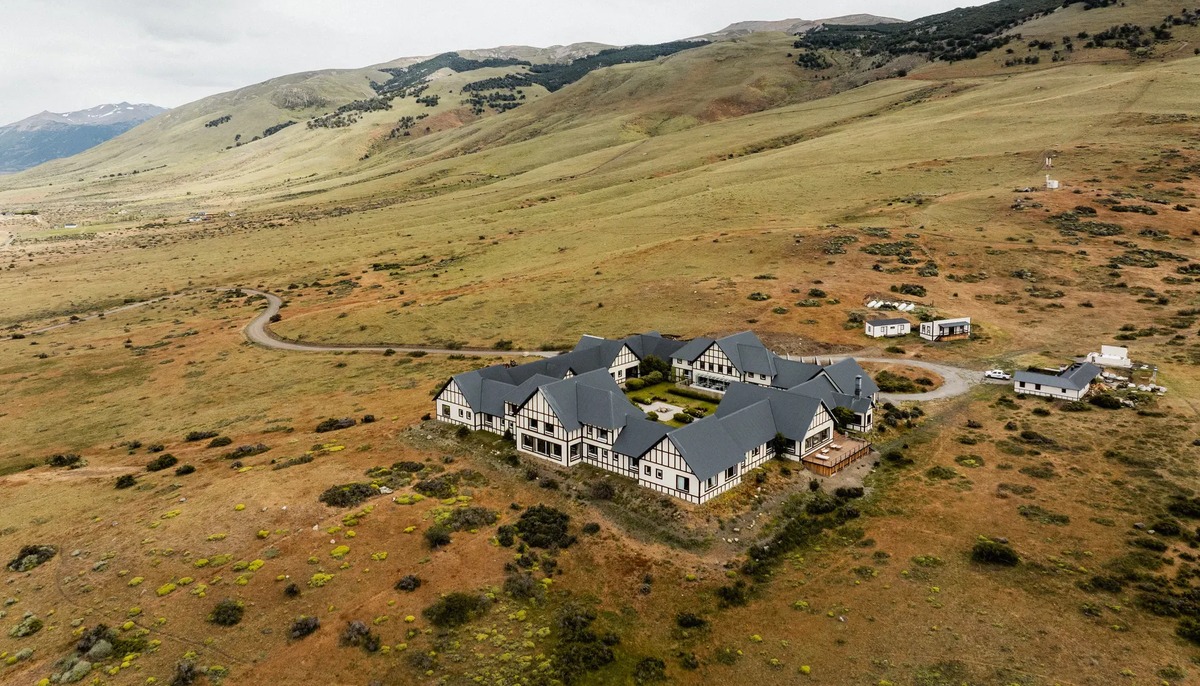 Aerial view of EOLO’s lodge and central courtyard beneath the hills of the Patagonian steppe. Image courtesy of Relais & Châteaux.
