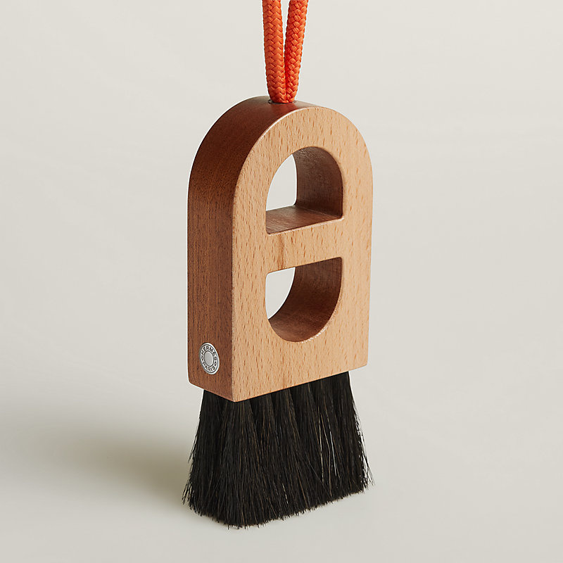 Angled detail of the wooden brush handle, Clou de Selle stud and horsehair bristles.