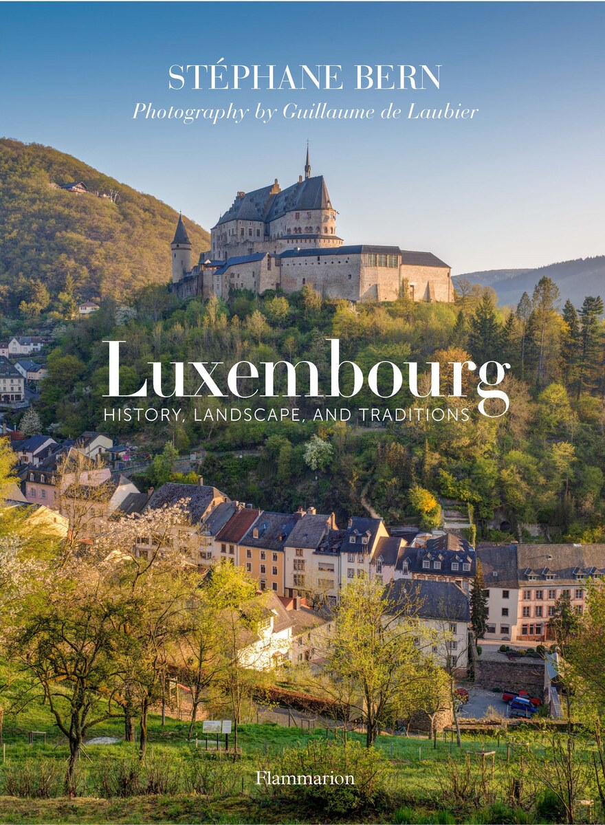 The Luxembourg cover by Flammarion, showing Vianden Castle on its wooded hill above the town’s rooftops and spring trees.