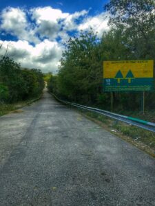 A roadside sign marks the optical illusion at Polo Magnético.