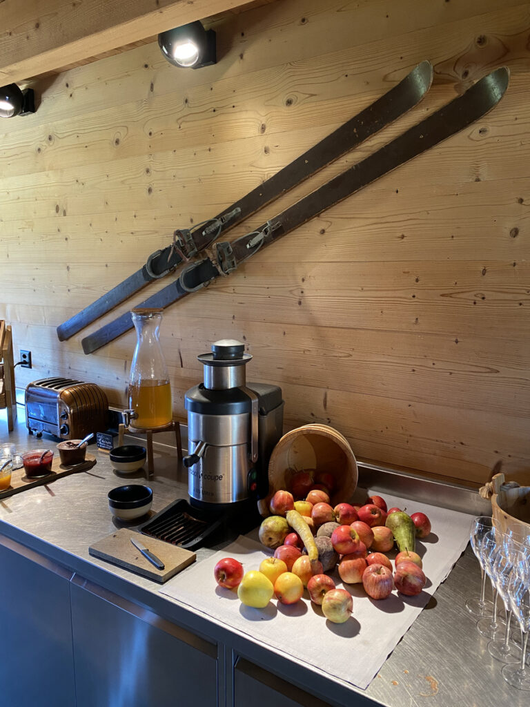 Fruit and a juicer arranged on the breakfast counter in the Pod-house.