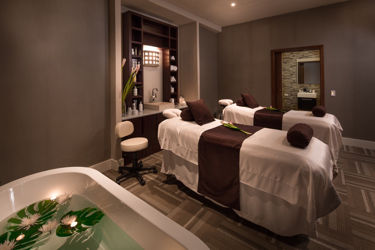Two treatment beds and a bathtub in the couples treatment room at Waldorf Astoria Panama.